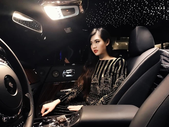 Trên Instagram cá nhân, Tiểu Giang có nhiều ảnh chụp bên cạnh những chiếc Rolls-Royce, từ dòng Wraith, Cullinan cho đến Phantom VIII.