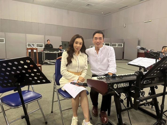 Mới đây, Hồ Quỳnh Hương thu hút sự chú ý của khán giả khi xuất hiện với hình ảnh trẻ trung, xinh đẹp trong buổi tập luyện cùng nhạc sĩ Đỗ Bảo. Đây là sự trở lại của nữ ca sĩ với âm nhạc sau hơn 10 năm im ắng. Ảnh: Ban Tổ chức