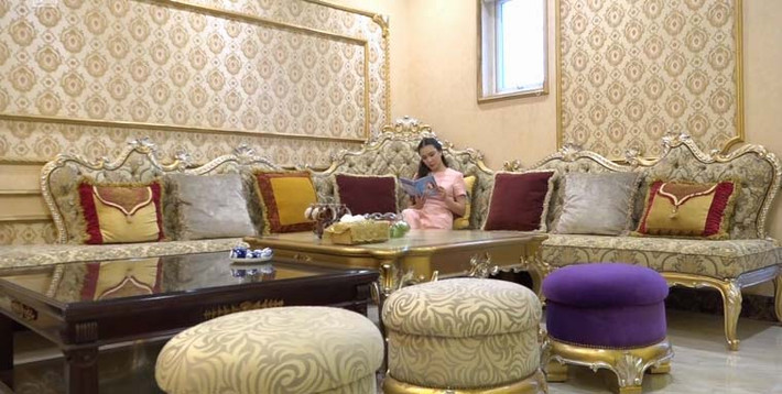 Bên trong căn biệt thự, ca sĩ Hồ Quỳnh Hương chọn nội thất mang phong cách hoàng gia nên hầu hết đều có màu vàng gold sang trọng. Ảnh: Internet