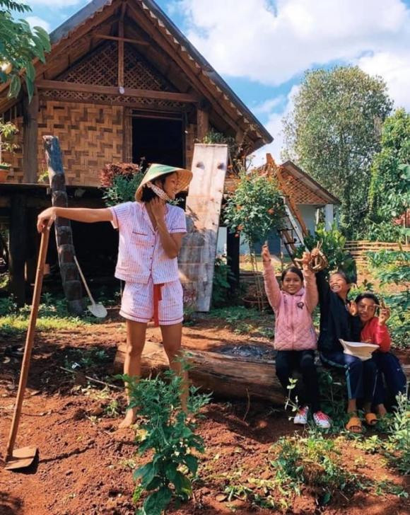 Bố mẹ của H'Hen Niê hiện đang sinh sống tại căn nhà cũ Đắk Lắk. Ngôi nhà nằm trên mảnh đất rộng với sân vườn thoáng đãng.