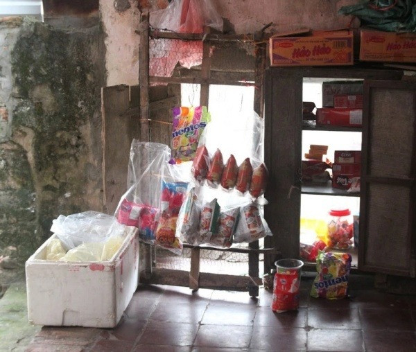 Nhưng giờ đây, cụ chỉ còn bán các mặt hàng như gói chè, gói thuốc lá, bánh kẹo cho các cháu nhỏ. Ảnh: VOV