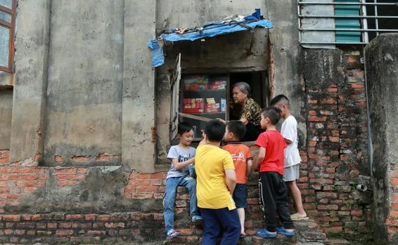 Tiệm tạp hoá gần 60 năm tuổi của cụ Bùi Thị Tâm (90 tuổi, ở làng Chản, xã Vân Từ, Phú Xuyên, Hà Nội) "gây thương nhớ" cho nhiều người bởi sự cổ kính, giản dị, đơn sơ còn nguyên vẹn, hệt như những năm tháng thời kỳ bao cấp. Ảnh: Saostar