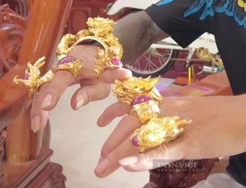 Trong số trang sức anh đeo, có gắn đá ruby. Tổng giá trị vàng anh đeo trên người khoảng hơn 1 tỷ đồng. Ảnh: FBNV