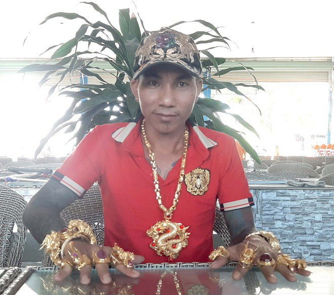 Anh Lợi đeo 50 lượng vàng trên người là vì sở thích và phong thuỷ, mong muốn phục vụ công việc làm ăn được thuận lợi. Ảnh: Dân Việt