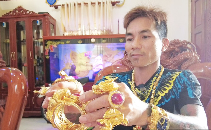 Anh Phạm Văn Lợi cho đeo 50 lượng vàng 18K, dây chuyền 5 lượng, mặt dây chuyền hình rồng 7,2 lượng vàng, một chiếc vòng tay hơn 17 lượng vàng và một chiếc vòng khác hơn 20 lượng vàng cùng nhiều chiếc nhẫn hơn 10 lượng vàng. Ảnh: Dân Việt