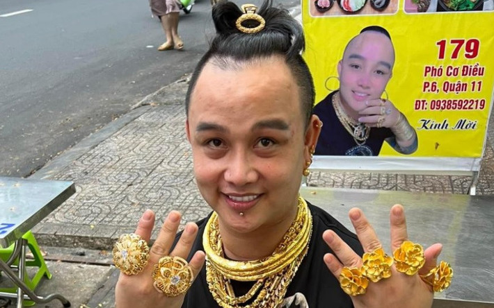 Sau này, khi mở quán lẩu và cửa tiệm bán đồ ăn vặt ở TP HCM, với số vàng "khủng" trên người và mạng xã hội phát triển, anh Thuận được chú ý nhiều hơn. Ảnh: Eearlybulletins