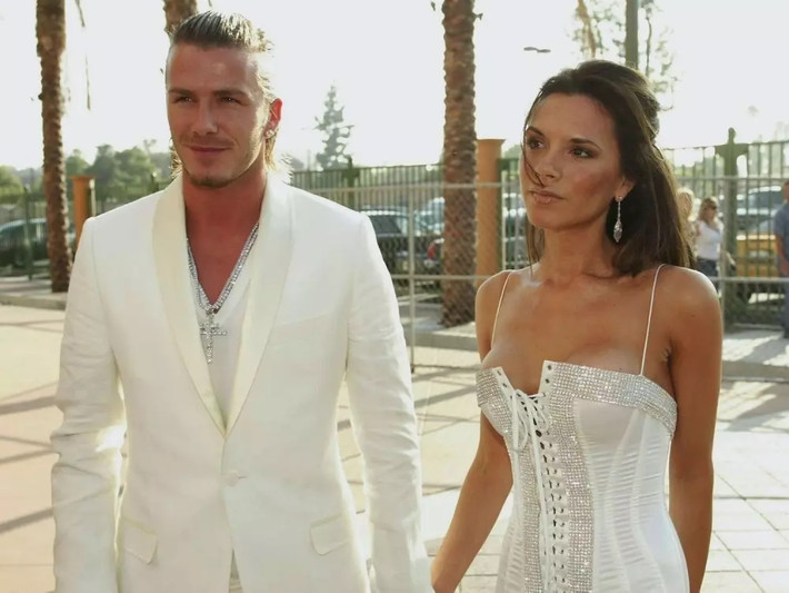 Người ta tin rằng khối tài sản của David Beckham lớn hơn Victoria. Một số báo cáo cho rằng giá trị tài sản ròng của cầu thủ bóng đá người Anh khoảng 450 triệu USD, điều đó có nghĩa là có khả năng tổng tài sản của cặp đôi có thể lên tới hơn 514 triệu USD. Ảnh: People