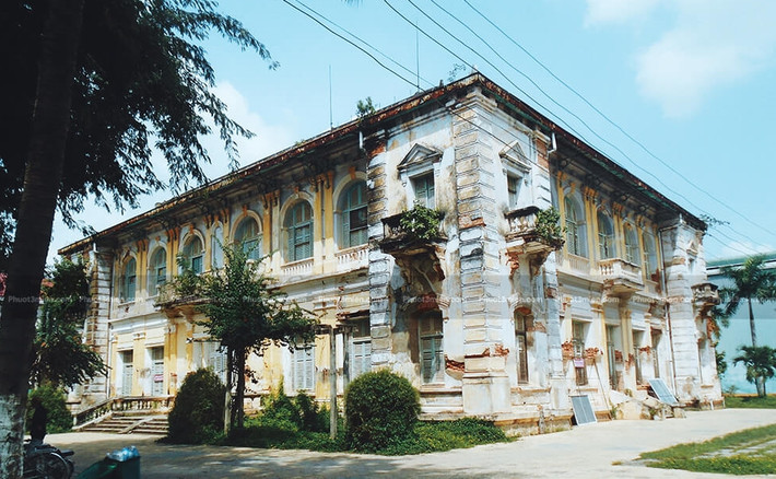 Tọa lạc trên đường Nguyễn Văn Côn phường 2, thị xã Gò Công, (Tiền Giang), Dinh tỉnh trưởng Gò Công được biết đến là dinh Chánh Tham biện Gò Công. Ảnh: Phuot3mien