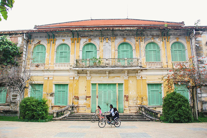 Mang vẻ đẹp mộc mạc và cổ kính, từng ô cửa sổ màu xanh và mái ngói rêu phong, màu gạch trắng ngà điểm xuyết phong vị của nắng, gió khiến tòa nhà càng có sức quyến rũ đặc biệt. Ảnh: Nguoigocong