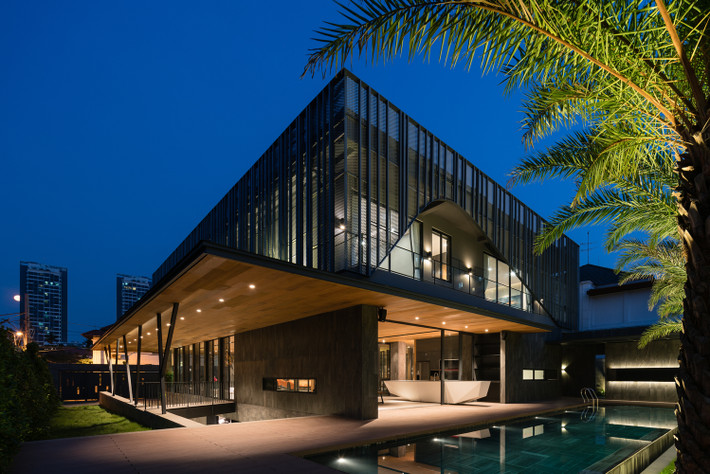 Tọa lạc tại khu Thảo Điền (quận 2, TP HCM), 911 Villa được thiết kế dành cho gia chủ thích sưu tập xe hơi.