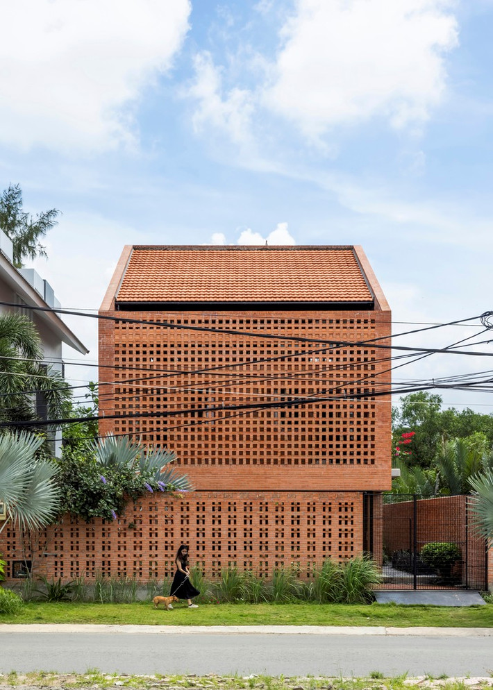 Tọa lạc tại khu dân cư Phú Xuân (Nhà Bè, TP HCM), ngôi nhà được xây dựng cho 4 người phụ nữ trung niên và mẹ của họ.