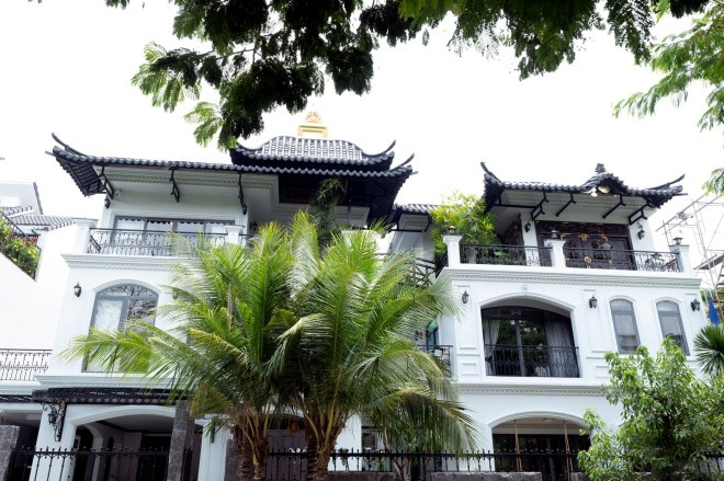 Bên trong nhà đầy đủ tiện nghi gồm tầng hầm với phòng chiếu phim, phòng gym, bếp ăn, chỗ để xe.