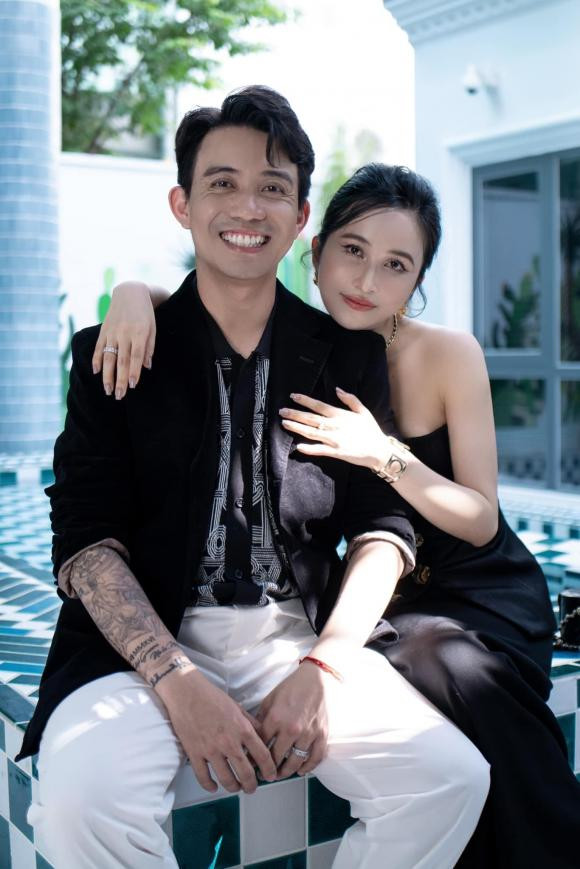 Ngay khi nhà mới hoàn thiện, vợ chồng Minh Nhựa chụp bộ ảnh kỷ niệm.