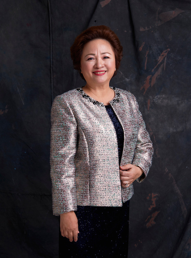 Bà Nguyễn Thị Nga sinh năm 1955 tại Hà Nội, có bằng Cử nhân Kinh tế tại Đại học Kinh tế Quốc dân. Bà từng học nhiều lớp kinh tế ở Pháp, Đức, Nhật Bản, Úc, đồng thời là người Việt Nam đầu tiên được mời học ở George Town (Mỹ) do quỹ tài trợ của bà Hillary Clinton, phu nhân cựu tổng thống Bill Clinton, dành riêng cho các nhà lãnh đạo tập đoàn kinh tế. Ảnh: Cafeland