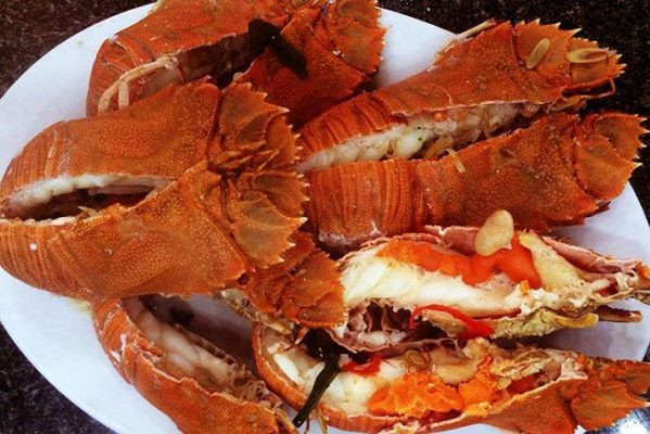 Do quý hiếm nên tôm mũ ni đỏ chủ yếu phục vụ khách đặt hàng trước, ít khi còn thừa để rao bán. Ảnh: Haisanngosu