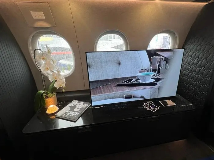 Phía cuối giường có đặt một chiếc ti vi lớn.