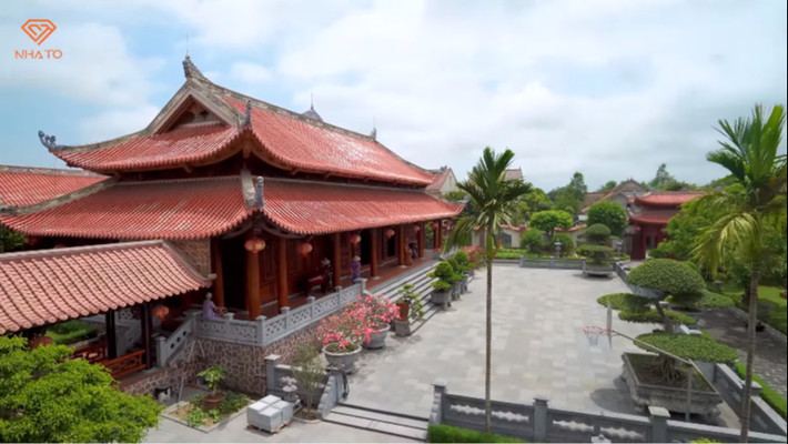 Toàn bộ khuôn viên công trình gồm có 4 nhà, 2 chòi và 1 hầm. Sảnh chính trước khi vào nhà có chiều rộng lên tới 30m.