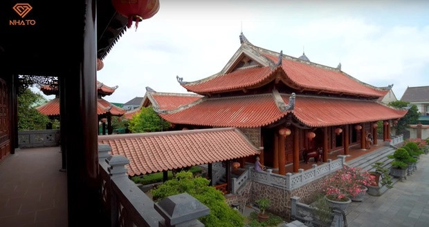 Công trình có kiến trúc độc đáo với hệ mái ngói màu đỏ uốn lượn tạo nên vẻ đẹp đặc biệt cho không gian hoài cổ.