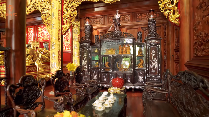 Không gian chính làm từ gỗ, mang đậm màu sắc hoài cổ, uy nghiêm. Nguồn ảnh: chụp màn hình NhaTo
