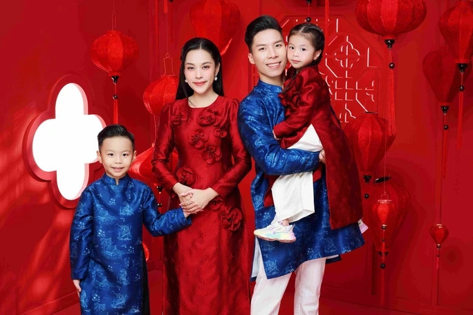 Không chỉ được yêu mến bởi tài năng, hai "hoàng tử xiếc" Quốc Cơ - Quốc Nghiệp còn được nhiều người ngưỡng mộ bởi có một cuộc sống gia đình hạnh phúc. Nếu như Quốc Cơ kết hôn với MC Hồng Phượng thì Quốc Nghiệp hạnh phúc bên ca sĩ Ngọc Mai. Ảnh: Người lao động