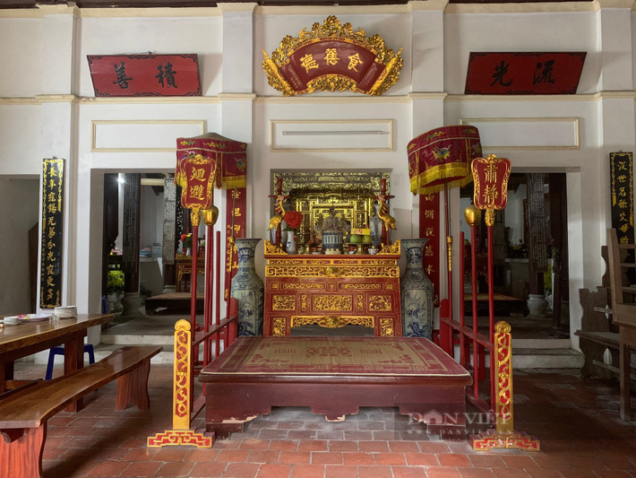 Bên trong nhà vẫn còn lưu giữ bức thiều châu dát vàng, hai bia đá chữ Hán Nôm lưu danh người đỗ đạt của dòng họ cùng rất nhiều binh khí cổ. Ảnh: Dân Việt