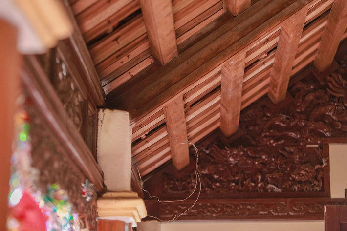 Nghệ thuật điêu khắc hình rồng phượng xuất hiện nhiều trong căn nhà cổ hơn 200 năm. Ảnh: Dân trí