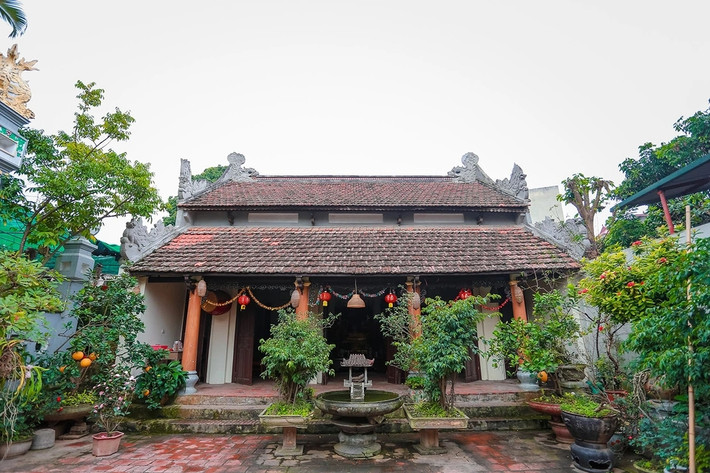 Được xây dựng từ năm 1781, đến nay, ngôi nhà cổ của dòng họ Nghiêm Xuân (quận Nam Từ Liêm, Hà Nội) vẫn giữ được nét cổ kính, rêu phong. Ảnh: Dân trí