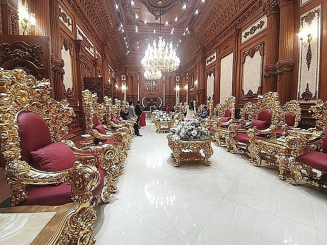Phòng tiếp khách có diện tích rộng tương đương một căn chung cư, được bố trí khoảng vài chục ghế dát vàng sang trọng. Ảnh: Facebook