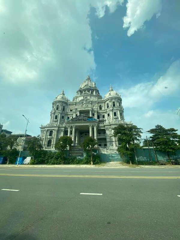 Theo đơn vị được cho là nhà tư vấn thiết kế công trình, đây là một trong những tòa lâu đài lớn nhất Việt Nam với diện tích xây dựng hơn 13.000m2 sàn xây trên khu đất 3.500m2. Ảnh: FB Lâu đài Hải Linh Việt Trì Phú Thọ