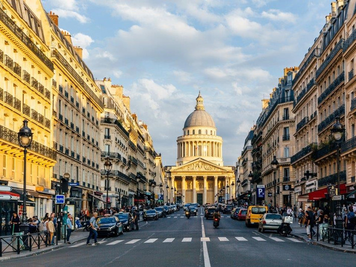 Hiện tại, CEO LVMH sống tại khu Left Bank thành phố Paris, phía nam sông Seine. Ảnh: Getty