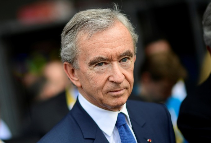 Theo bảng xếp hạng tỷ phú Bloomberg Billionaires Index, tỷ phú Bernard Arnault hiện chỉ sở hữu 155,1 tỷ USD. Con số này thấp hơn Jeff Bezos, với 156,3 tỷ USD khiến ông chủ tập đoàn hàng xa xỉ LVMH phải nhường lại ngôi giàu thứ hai thế giới cho nhà sáng lập Amazon. Ảnh: Reuters