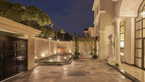 Ca sĩ Lệ Quyên từng khiến nhiều người trầm trồ khi tậu căn biệt thự xa hoa gần 600m2 ở TP HCM. Trên trang cá nhân, nữ ca sĩ thường xuyên chia sẻ những góc nhỏ trong sân vườn.