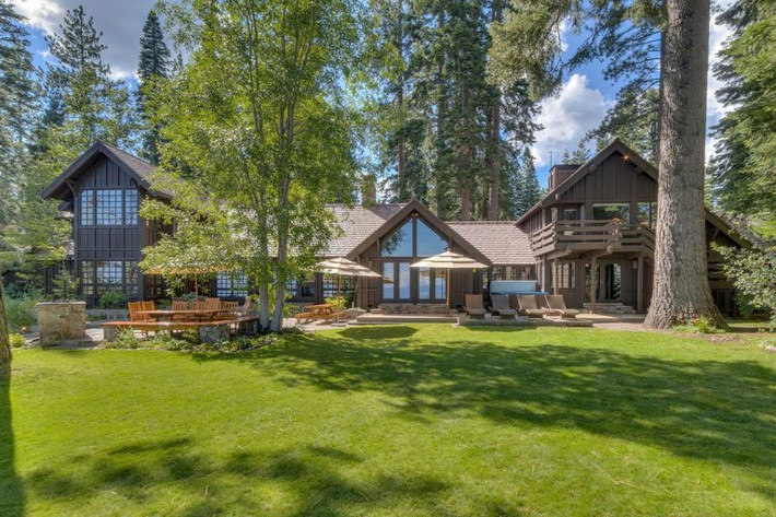 Hai căn nhà nằm liền kề nhau ở Lake Tahoe, gần vùng núi tuyệt đẹp Sierra Nevada, bang California (Mỹ). Nơi đây là một khu phức hợp tư nhân có diện tích lớn với rừng cây xanh mướt và hồ nước rộng để các gia đình có thể tham gia những bộ môn thể thao dưới nước. Ảnh: Idesignarch