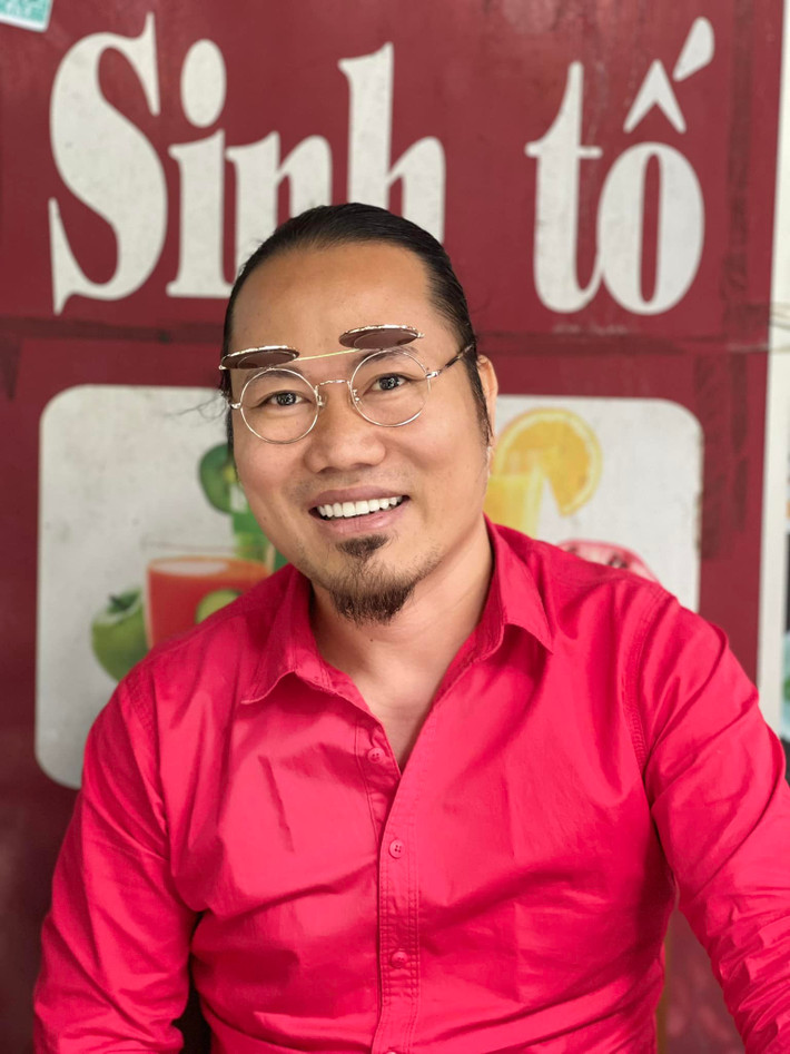 Nghệ sĩ Vượng Râu gắn bó với sân khấu hài miền Bắc từ khá lâu. Nam danh hài vốn quê gốc ở Thiên Trường – Nam Định nhưng lập nghiệp từ rất sớm ở Hà Nội. Ảnh: FBNV
