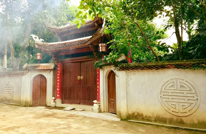 Cổng tam quan có góc mái cong vút đầu đao mang đậm nét văn hoá Việt. Ảnh: Dân trí