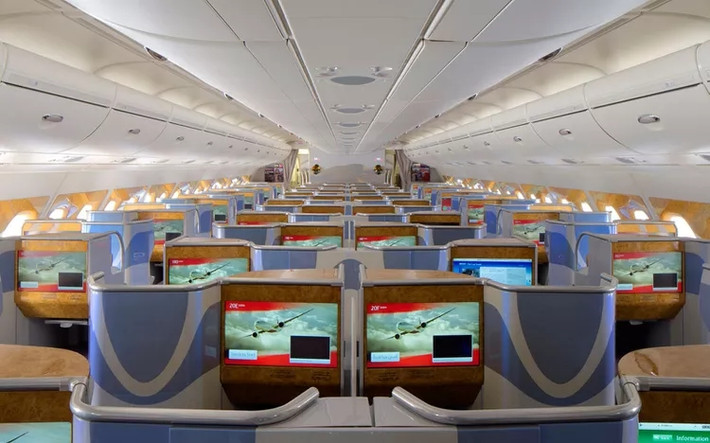 Hạng thương gia của Emirates trên máy bay A380 có ghế so le. Khoảng cách ghế ở hạng thương gia là 111 cm, trong khi chiều rộng ghế dao động từ 46 đến 53 cm.