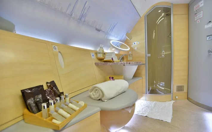 Có hai bồn tắm spa trong khoang hạng nhất với nội thất bằng gỗ óc chó và đá cẩm thạch.