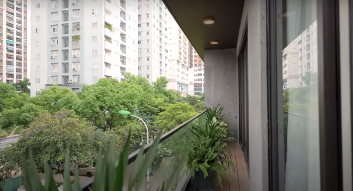 Phòng thờ được kết nối với không gian thoáng đãng, ngập cây xanh tại khu vực ban công.