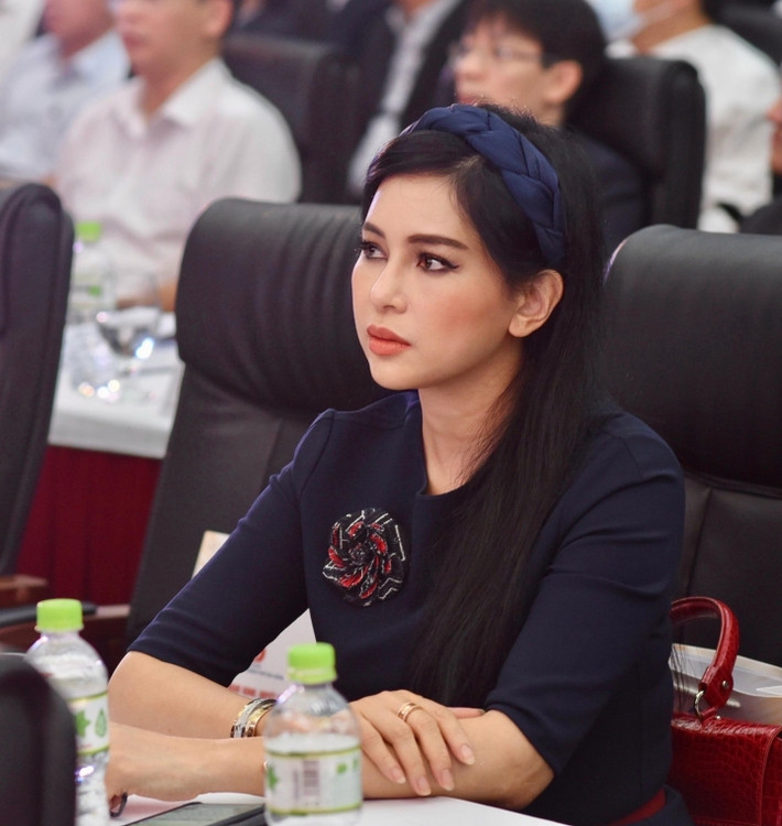 Ở tuổi 53, doanh nhân Lê Hồng Thuỷ Tiên vẫn đẹp mặn mà, nhưng sự trong sáng ngày nào đã nhường chỗ cho khí chất sang trọng, quý phái của một người phụ nữ quyền lực. Ảnh: Internet