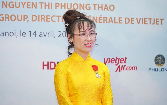 Phong cách thời trang đơn giản nữ tính, trẻ trung giúp bà Phương Thảo luôn nổi bật. Ảnh: HDbank