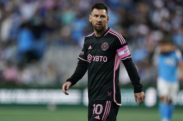 Lionel Messi có thể được coi là một trong những cầu thủ bóng đá được trả lương cao nhất thế giới. Theo đó, hợp đồng với Barcelona (2017) mang lại cho Messi ước tính 168 triệu USD mỗi năm. Ảnh: Ap News