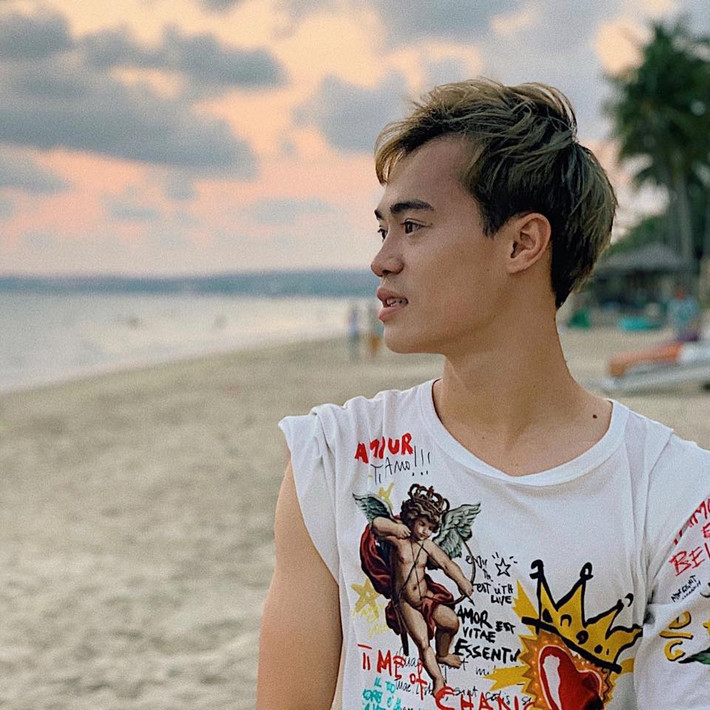 Tiền đạo Văn Toàn là tuyển thủ quốc gia nổi tiếng với hàng triệu người theo dõi trên mạng xã hội.