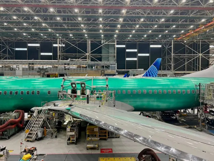 Để sản xuất dòng máy bay phản lực này, nhà máy của Boeing chia thành ba dây chuyền lắp ráp - đông, tây và trung tâm. Ảnh: Insider