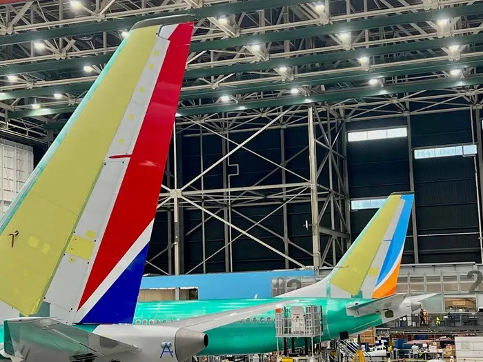 Sau lần lắp ráp cuối cùng, máy bay phản lực sẽ hoàn thành chuyến bay thử nghiệm ngoài Boeing Field, được sơn màu sơn tương ứng. Ảnh: Insider