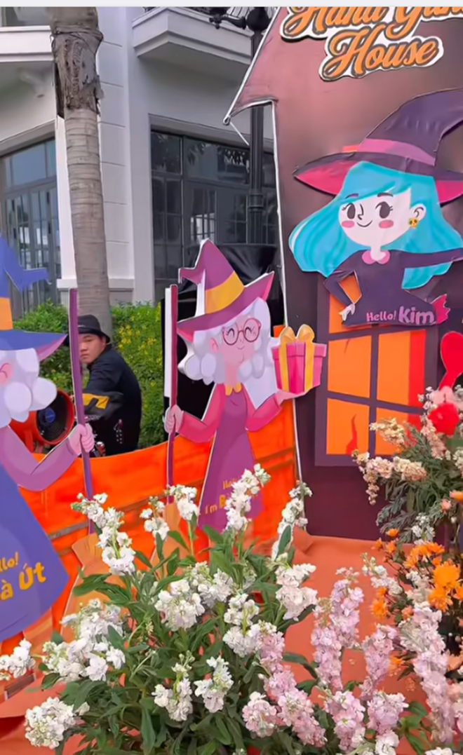 Hoa tươi được trang trí ở nhiều góc khác nhau.