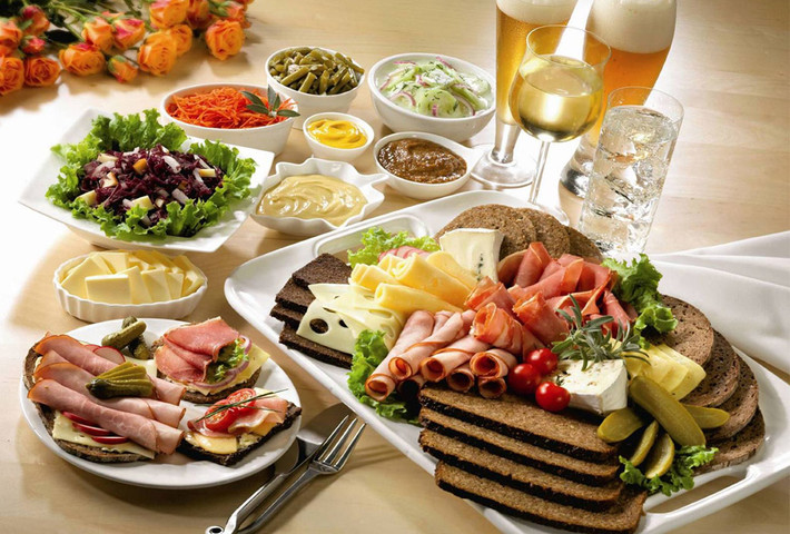 Ngoài ra, bạn có thể mua voucher ăn uống hoặc đặt bàn tiệc mời vợ/người yêu đi ăn ở một nhà hàng nào đó. Các có thể mua vé buffet tối ở các nhà hàng buffet có tiếng với nhiều món ăn Âu Á thơm ngon, hoặc có thể dẫn bạn gái đến các quán ăn, nhà hàng trên các tầng thượng ở các tòa nhà lớn ở Hà Nội, TP HCM để có thêm không khí lãng mạn.