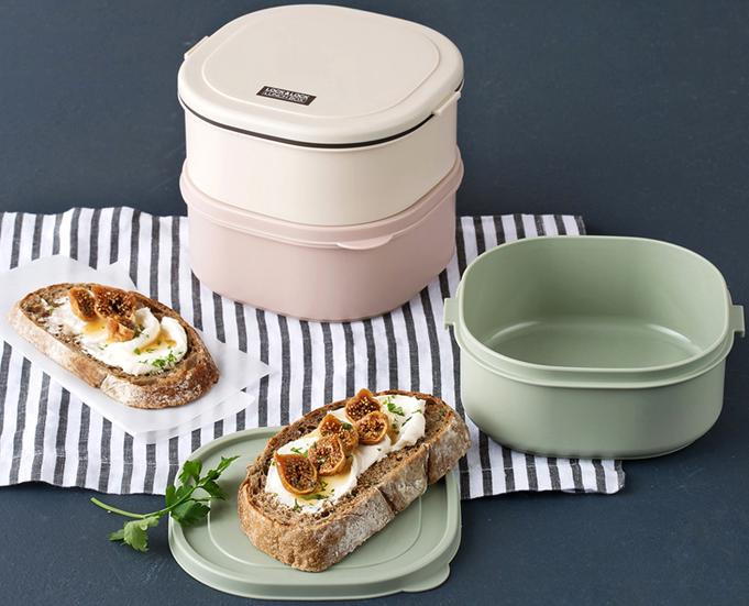 Nếu vợ hoặc bạn gái của bạn thường mang cơm đi làm ăn nhưng hộp cơm họ dùng đã cũ hoặc chưa đủ bộ, bạn có thể tìm mua cho vợ/bạn gái mình một bộ hộp cơm khác làm quà 8/3 với chi phí chỉ vài ba trăm nghìn. Để mua hộp cơm, bạn có thể ngồi mạng search, chứ không cần phải đi tìm cửa hàng để mua. Trên thị trường hiện có rất nhiều loại hộp cơm khác nhau, từ hộp nhựa, thủy tinh, hộp ủ cơm, hộp cơm cắm điện... Bạn cần phải chọn sản phẩm của các thương hiệu uy tín để đảm bảo sức khỏe cho người thân.
