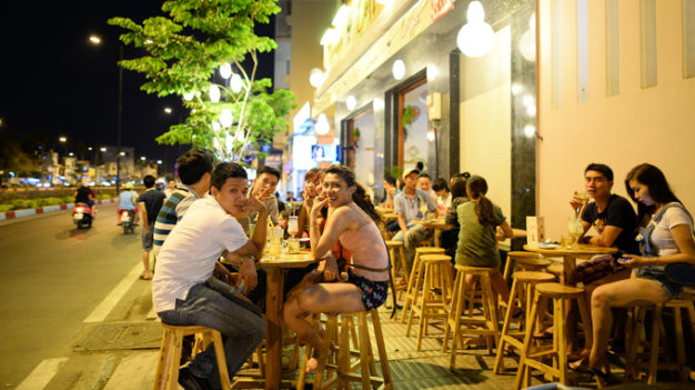 Còn nếu không hợp với những nơi sang trọng thì đơn giản bạn chỉ cần dẫn vợ/người yêu đi ăn ở các món cô ấy thích ở những quán vỉa hè như đồ nướng, ốc, hải sản... Quan trọng là 2 người có được khoảng thời gian riêng tư, vui vẻ bên nhau.