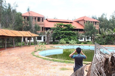 Đồi Phong Lan được xây dựng năm 2004, đến năm 2007 thì ngừng hoạt động theo chủ trương xây cảng tổng hợp Kê Gà khi tiến độ công trình đã hoàn thành đến 90%. Hiện cả khu resort bỏ hoang, không người trông coi. Ảnh: VnExpress.