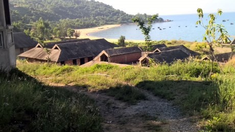 Có thể kể ra 2 dự án nổi bật trong khu làng biệt thự ma này đó là dự án Sontra Travel rộng khoảng 2 hecta, thuộc bãi Con do Công ty cổ phần Sơn Trà là chủ đầu tư; và dự án Bai But Bay Resort của Công ty CP Hải Duy (TP HCM) và Công ty CP Đầu tư & dịch vụ TP HCM (Invesco) phối hợp đầu tư. Ảnh: VietnamNet.
